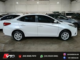 TOYOTA - YARIS - 2022/2023 - Branca - R$ 89.900,00
