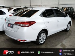 TOYOTA - YARIS - 2022/2023 - Branca - R$ 89.900,00