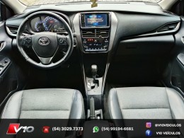 TOYOTA - YARIS - 2022/2023 - Branca - R$ 89.900,00