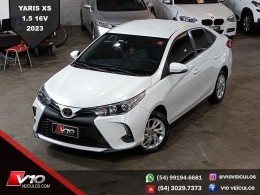 TOYOTA - YARIS - 2022/2023 - Branca - R$ 89.900,00