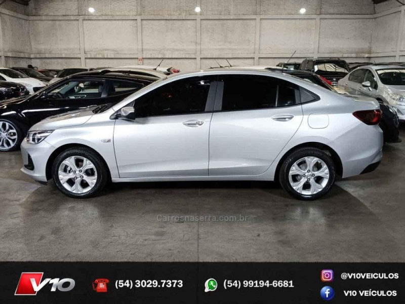 CHEVROLET - ONIX - 2022/2023 - Prata - R$ 79.900,00