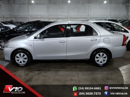 TOYOTA - ETIOS - 2013/2013 - Prata - R$ 37.900,00