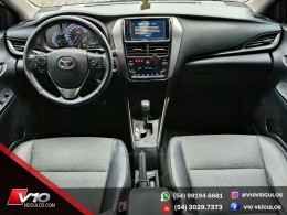 TOYOTA - YARIS - 2022/2023 - Branca - R$ 89.900,00