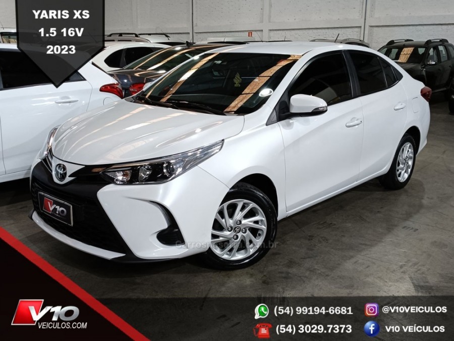 TOYOTA - YARIS - 2022/2023 - Branca - R$ 89.900,00