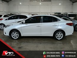 TOYOTA - YARIS - 2022/2023 - Branca - R$ 89.900,00