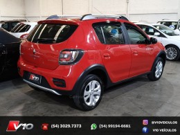RENAULT - SANDERO - 2017/2018 - Vermelha - R$ 53.900,00