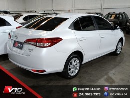 TOYOTA - YARIS - 2022/2023 - Branca - R$ 89.900,00