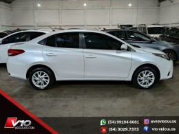 TOYOTA - YARIS - 2022/2023 - Branca - R$ 89.900,00