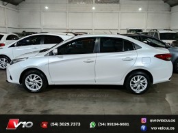 TOYOTA - YARIS - 2022/2023 - Branca - R$ 89.900,00