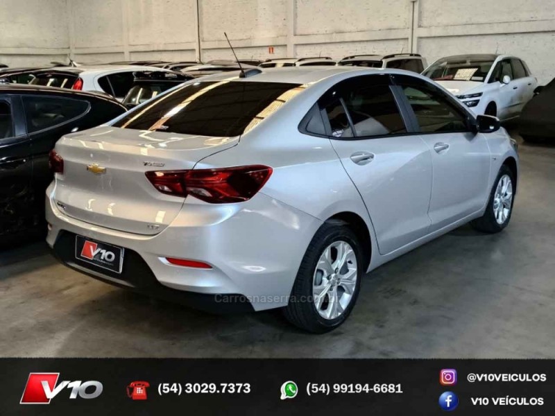 CHEVROLET - ONIX - 2022/2023 - Prata - R$ 79.900,00